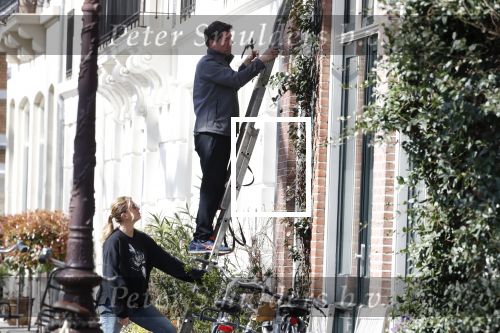 Amsterdam 30 maart 2019
Twan Huys en zijn vrouw zijn aan het klussen bij hun huis . Ze snoeien oa de struiken.