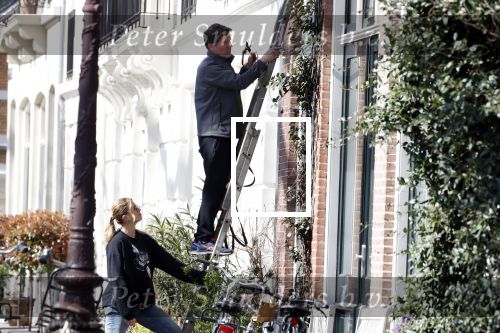 Amsterdam 30 maart 2019
Twan Huys en zijn vrouw zijn aan het klussen bij hun huis . Ze snoeien oa de struiken.