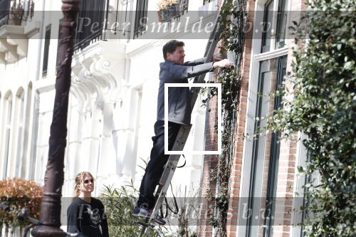 Amsterdam 30 maart 2019
Twan Huys en zijn vrouw zijn aan het klussen bij hun huis . Ze snoeien oa de struiken.