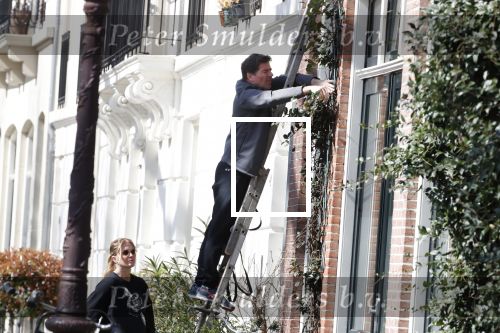Amsterdam 30 maart 2019
Twan Huys en zijn vrouw zijn aan het klussen bij hun huis . Ze snoeien oa de struiken.