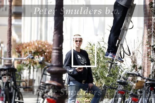 Amsterdam 30 maart 2019
Twan Huys en zijn vrouw zijn aan het klussen bij hun huis . Ze snoeien oa de struiken.