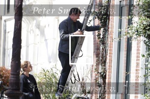 Amsterdam 30 maart 2019
Twan Huys en zijn vrouw zijn aan het klussen bij hun huis . Ze snoeien oa de struiken.