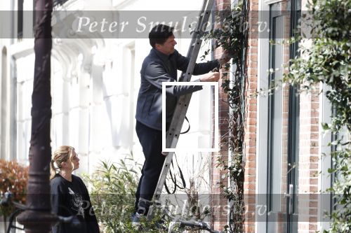 Amsterdam 30 maart 2019
Twan Huys en zijn vrouw zijn aan het klussen bij hun huis . Ze snoeien oa de struiken.