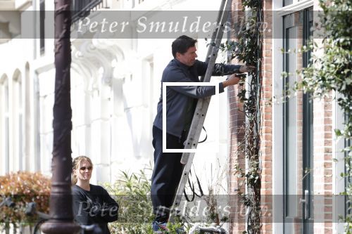 Amsterdam 30 maart 2019
Twan Huys en zijn vrouw zijn aan het klussen bij hun huis . Ze snoeien oa de struiken.