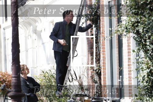 Amsterdam 30 maart 2019
Twan Huys en zijn vrouw zijn aan het klussen bij hun huis . Ze snoeien oa de struiken.