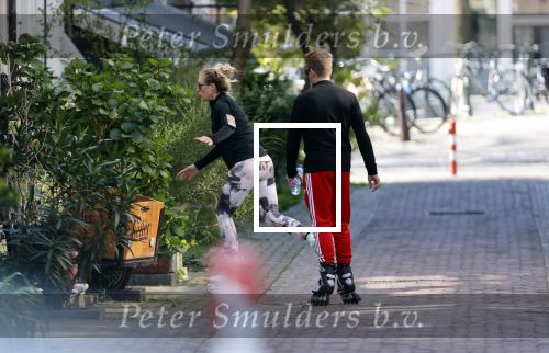Amsterdam 11 april 2020
Alex Klaassen met een vriendin op rollerskates.