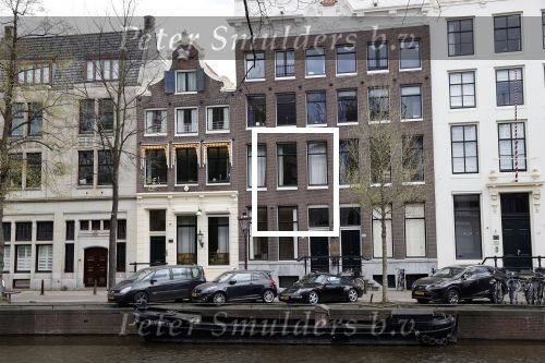 Amsterdam 13 april 2020
Huis Andre v Duin met een beertje voor het raam