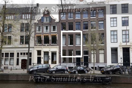 Amsterdam 13 april 2020
Huis Andre v Duin met een beertje voor het raam