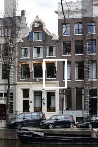 Amsterdam 13 april 2020
Huis Andre v Duin met een beertje voor het raam