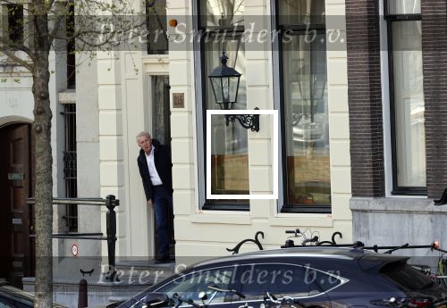 Amsterdam 14 april 2020
Andre v Duin gaat lekker vanaf zijn huis wandelen . Voor zijn raam staat een speelgoed beer voor de kinderen die de berenroute lopen . De beer was van zijn partner Martin
