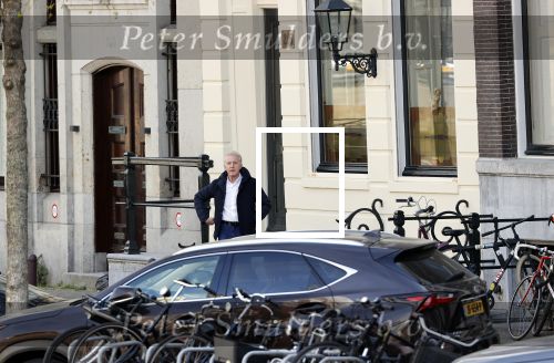Amsterdam 14 april 2020
Andre v Duin gaat lekker vanaf zijn huis wandelen . Voor zijn raam staat een speelgoed beer voor de kinderen die de berenroute lopen . De beer was van zijn partner Martin