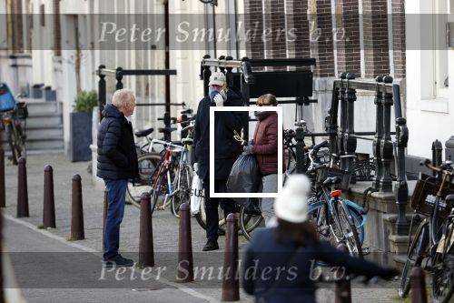 Amsterdam 14 april 2020
Andre v Duin gaat lekker vanaf zijn huis wandelen . Voor zijn raam staat een speelgoed beer voor de kinderen die de berenroute lopen . De beer was van zijn partner Martin
