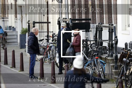 Amsterdam 14 april 2020
Andre v Duin gaat lekker vanaf zijn huis wandelen . Voor zijn raam staat een speelgoed beer voor de kinderen die de berenroute lopen . De beer was van zijn partner Martin