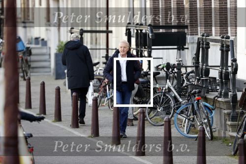 Amsterdam 14 april 2020
Andre v Duin gaat lekker vanaf zijn huis wandelen . Voor zijn raam staat een speelgoed beer voor de kinderen die de berenroute lopen . De beer was van zijn partner Martin