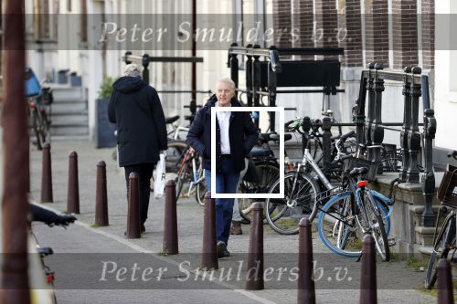 Amsterdam 14 april 2020
Andre v Duin gaat lekker vanaf zijn huis wandelen . Voor zijn raam staat een speelgoed beer voor de kinderen die de berenroute lopen . De beer was van zijn partner Martin