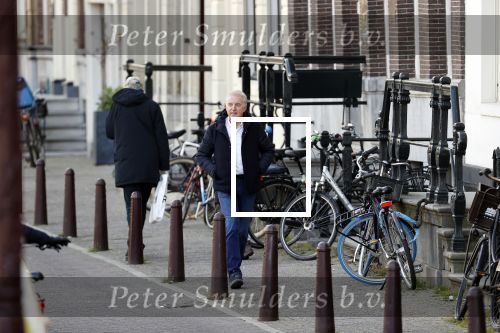 Amsterdam 14 april 2020
Andre v Duin gaat lekker vanaf zijn huis wandelen . Voor zijn raam staat een speelgoed beer voor de kinderen die de berenroute lopen . De beer was van zijn partner Martin