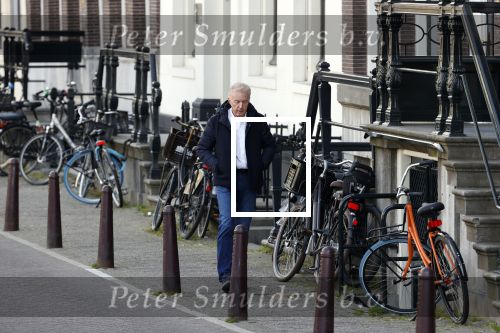 Amsterdam 14 april 2020
Andre v Duin gaat lekker vanaf zijn huis wandelen . Voor zijn raam staat een speelgoed beer voor de kinderen die de berenroute lopen . De beer was van zijn partner Martin