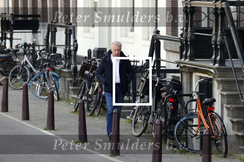 Amsterdam 14 april 2020
Andre v Duin gaat lekker vanaf zijn huis wandelen . Voor zijn raam staat een speelgoed beer voor de kinderen die de berenroute lopen . De beer was van zijn partner Martin