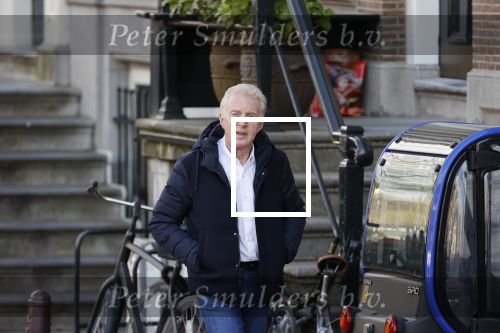 Amsterdam 14 april 2020
Andre v Duin gaat lekker vanaf zijn huis wandelen . Voor zijn raam staat een speelgoed beer voor de kinderen die de berenroute lopen . De beer was van zijn partner Martin