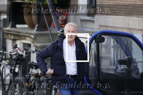 Amsterdam 14 april 2020
Andre v Duin gaat lekker vanaf zijn huis wandelen . Voor zijn raam staat een speelgoed beer voor de kinderen die de berenroute lopen . De beer was van zijn partner Martin