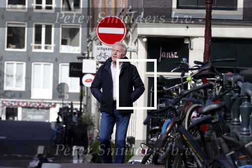 Amsterdam 14 april 2020
Andre v Duin gaat lekker vanaf zijn huis wandelen . Voor zijn raam staat een speelgoed beer voor de kinderen die de berenroute lopen . De beer was van zijn partner Martin