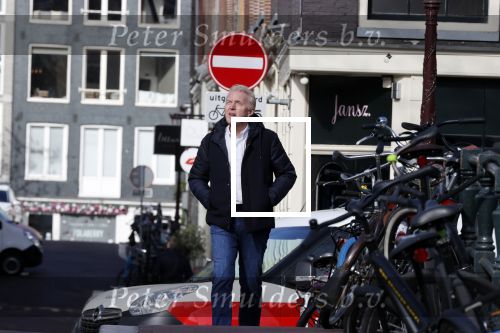 Amsterdam 14 april 2020
Andre v Duin gaat lekker vanaf zijn huis wandelen . Voor zijn raam staat een speelgoed beer voor de kinderen die de berenroute lopen . De beer was van zijn partner Martin