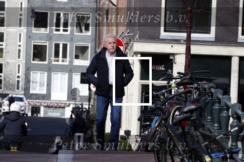 Amsterdam 14 april 2020
Andre v Duin gaat lekker vanaf zijn huis wandelen . Voor zijn raam staat een speelgoed beer voor de kinderen die de berenroute lopen . De beer was van zijn partner Martin