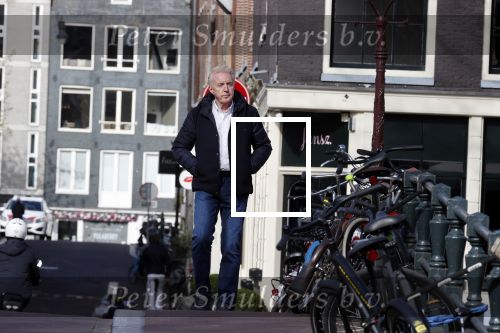 Amsterdam 14 april 2020
Andre v Duin gaat lekker vanaf zijn huis wandelen . Voor zijn raam staat een speelgoed beer voor de kinderen die de berenroute lopen . De beer was van zijn partner Martin