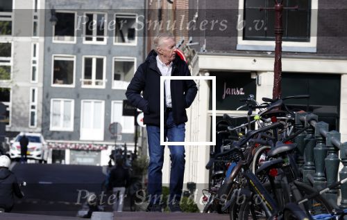Amsterdam 14 april 2020
Andre v Duin gaat lekker vanaf zijn huis wandelen . Voor zijn raam staat een speelgoed beer voor de kinderen die de berenroute lopen . De beer was van zijn partner Martin