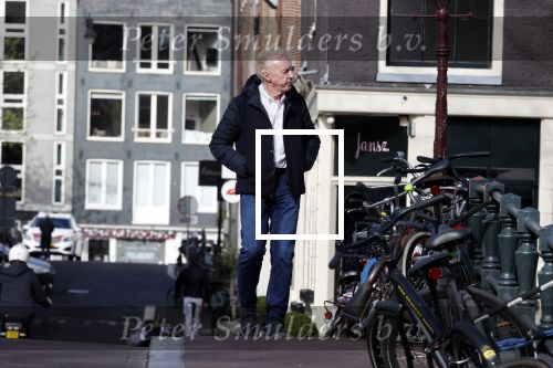 Amsterdam 14 april 2020
Andre v Duin gaat lekker vanaf zijn huis wandelen . Voor zijn raam staat een speelgoed beer voor de kinderen die de berenroute lopen . De beer was van zijn partner Martin