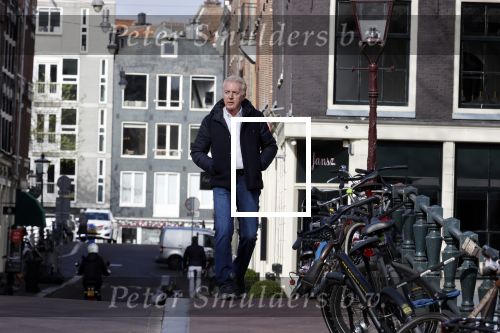 Amsterdam 14 april 2020
Andre v Duin gaat lekker vanaf zijn huis wandelen . Voor zijn raam staat een speelgoed beer voor de kinderen die de berenroute lopen . De beer was van zijn partner Martin