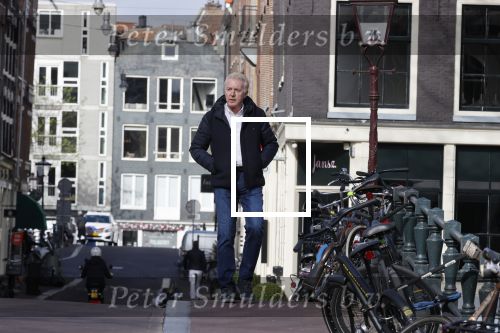 Amsterdam 14 april 2020
Andre v Duin gaat lekker vanaf zijn huis wandelen . Voor zijn raam staat een speelgoed beer voor de kinderen die de berenroute lopen . De beer was van zijn partner Martin