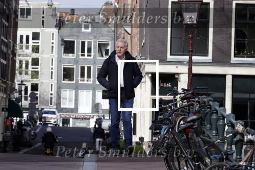 Amsterdam 14 april 2020
Andre v Duin gaat lekker vanaf zijn huis wandelen . Voor zijn raam staat een speelgoed beer voor de kinderen die de berenroute lopen . De beer was van zijn partner Martin