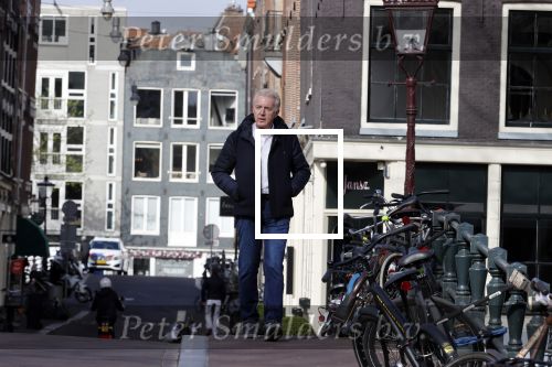 Amsterdam 14 april 2020
Andre v Duin gaat lekker vanaf zijn huis wandelen . Voor zijn raam staat een speelgoed beer voor de kinderen die de berenroute lopen . De beer was van zijn partner Martin