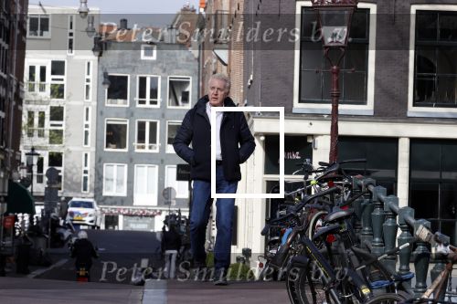 Amsterdam 14 april 2020
Andre v Duin gaat lekker vanaf zijn huis wandelen . Voor zijn raam staat een speelgoed beer voor de kinderen die de berenroute lopen . De beer was van zijn partner Martin