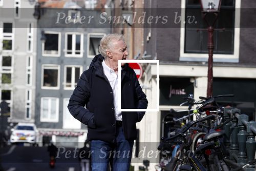 Amsterdam 14 april 2020
Andre v Duin gaat lekker vanaf zijn huis wandelen . Voor zijn raam staat een speelgoed beer voor de kinderen die de berenroute lopen . De beer was van zijn partner Martin