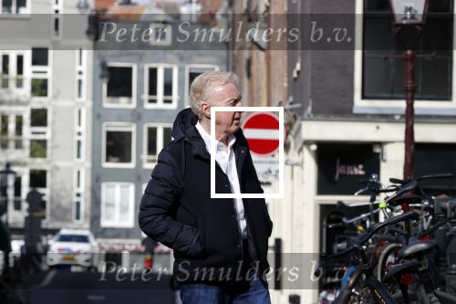 Amsterdam 14 april 2020
Andre v Duin gaat lekker vanaf zijn huis wandelen . Voor zijn raam staat een speelgoed beer voor de kinderen die de berenroute lopen . De beer was van zijn partner Martin
