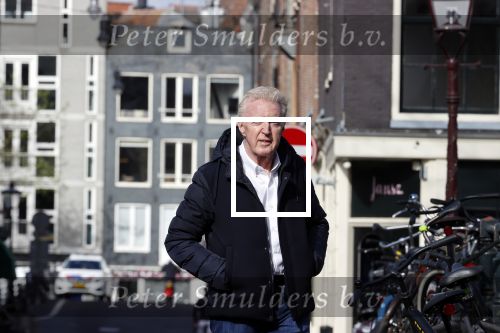 Amsterdam 14 april 2020
Andre v Duin gaat lekker vanaf zijn huis wandelen . Voor zijn raam staat een speelgoed beer voor de kinderen die de berenroute lopen . De beer was van zijn partner Martin