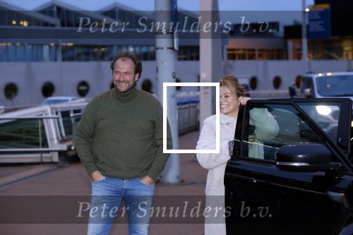 Schiphol 19 maart 2020
Romy Monteiro en haar vriend Jasper Suyk arriveren vanuit bangkok op Schiphol . Moeder Antje en haar partner Dennis halen ze op . Ook hun hondje is erbij.