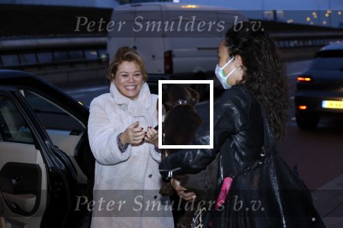 Schiphol 19 maart 2020
Romy Monteiro en haar vriend Jasper Suyk arriveren vanuit bangkok op Schiphol . Moeder Antje en haar partner Dennis halen ze op . Ook hun hondje is erbij.