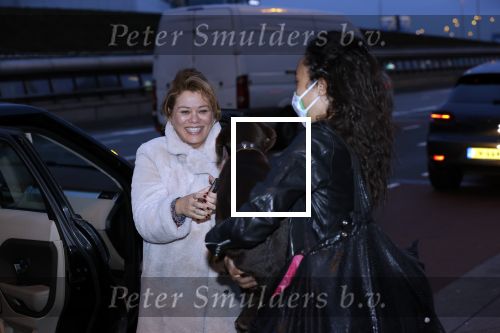 Schiphol 19 maart 2020
Romy Monteiro en haar vriend Jasper Suyk arriveren vanuit bangkok op Schiphol . Moeder Antje en haar partner Dennis halen ze op . Ook hun hondje is erbij.