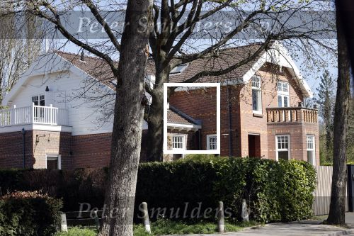 Amstelveen 10 en 11 april 2020
Carice v Houten en haar partner Guy Pearce hebben samen een nieuwe villa in Amstelveen gekocht.