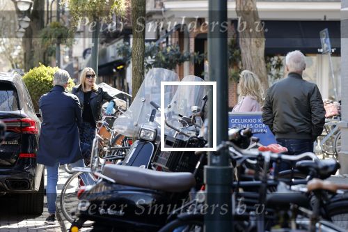 Amsterdam 4 april 2020
Connie Witteman en haar PA van vroeger Edwin op de cornelis schuytstraat.