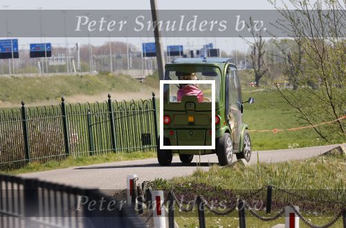 Ouderkerk aan de Amstel 11 april 2020
Connie Witteman en haar zoon Marvin Breukhoven  met zijn vriend Rick rijden met hun 2 biro CCCC karretjes langs de Amstel.