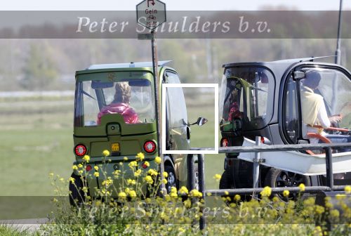 Ouderkerk aan de Amstel 11 april 2020
Connie Witteman en haar zoon Marvin Breukhoven  met zijn vriend Rick rijden met hun 2 biro CCCC karretjes langs de Amstel.