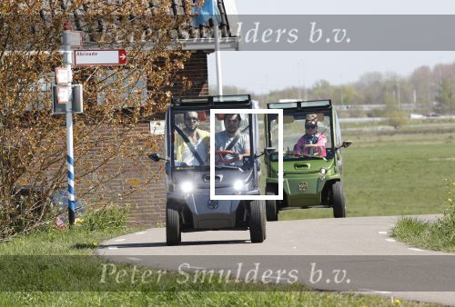 Ouderkerk aan de Amstel 11 april 2020
Connie Witteman en haar zoon Marvin Breukhoven  met zijn vriend Rick rijden met hun 2 biro CCCC karretjes langs de Amstel.