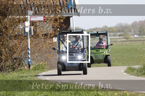 Ouderkerk aan de Amstel 11 april 2020
Connie Witteman en haar zoon Marvin Breukhoven  met zijn vriend Rick rijden met hun 2 biro CCCC karretjes langs de Amstel.