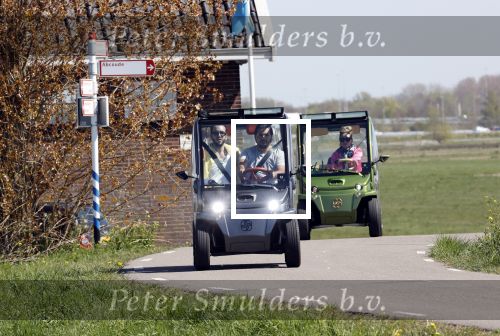 Ouderkerk aan de Amstel 11 april 2020
Connie Witteman en haar zoon Marvin Breukhoven  met zijn vriend Rick rijden met hun 2 biro CCCC karretjes langs de Amstel.
