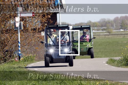 Ouderkerk aan de Amstel 11 april 2020
Connie Witteman en haar zoon Marvin Breukhoven  met zijn vriend Rick rijden met hun 2 biro CCCC karretjes langs de Amstel.