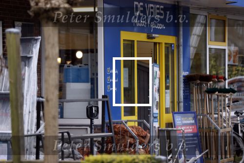 Bergen en Bergen aan Zee 6 april 2020
Debby Petter doet boodschappen in het centrum van Bergen. Daarna gaat ze weer naar haar en Youp van t Hek zijn vakantiehuis in Bergen aam zee. Later op de dag gaan zesamen een boodschap doen bij een doe het zelver.